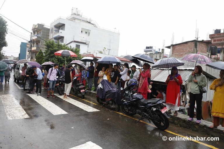 कैदीबन्दी भागेपछि सुधार गृह बाहिर आफन्तको भीड (तस्वीरहरु)