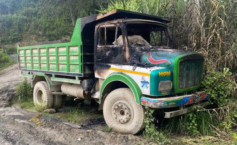 बीमा दाबी गर्न आफ्नै टिपरमा आगो लगाएको आरोपमा ३ जना पक्राउ