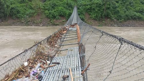 बाढीले झोलुङ्गे पुलमा क्षति पुर्‍याउँदा किसानलाई समस्या