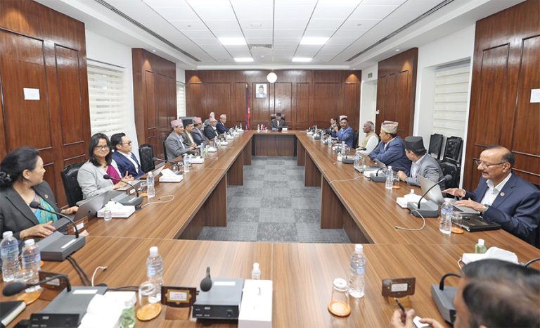 इजरायलमा रहेका नेपालीलाई लिन परराष्ट्रमन्त्री पठाउने सरकारको निर्णय