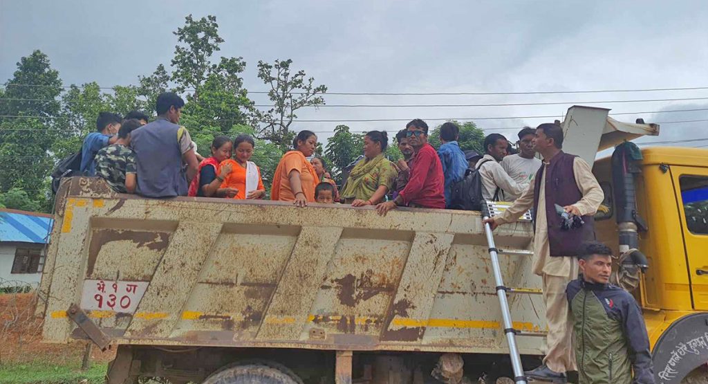 यातायात व्यवसायीको ‘सिन्डिकेट’विरुद्ध टिपरमा यात्रु ओसार्दै चौकुने गाउँपालिका