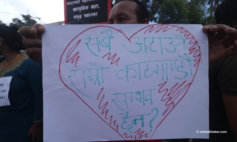 महानगरलाई फुटपाथ व्यवसायीको प्रश्न : सबै अटाउने राम्रो काठमाडौं सम्भव छैन ? (तस्वीरहरू)