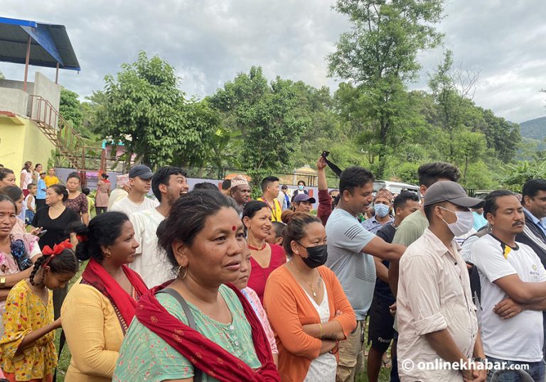 पोखरा महानगरको टोलीलाई स्थानीयले देखाए कालो झण्डा