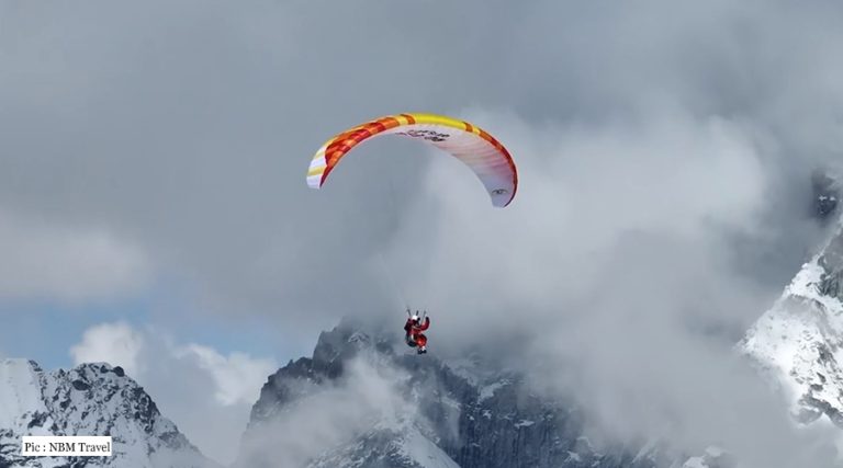 सगरमाथामा प्याराग्लाइडिङ गरेका चिनियाँ नागरिकलाई सम्मान   