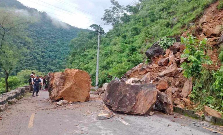 तनहुँको आँबुखैरेनीमा पृथ्वीराजमार्ग अवरुद्ध