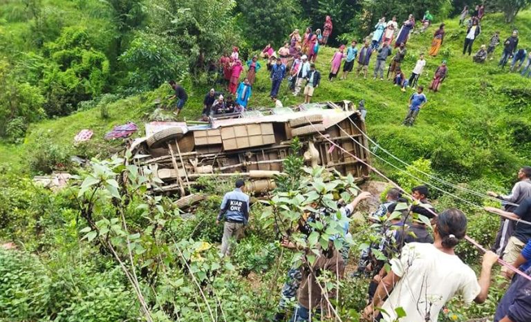 रोल्पामा बस दुर्घटना, तीन जना गम्भीर घाइते