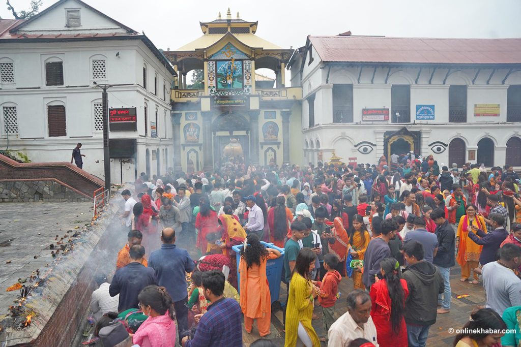 साउने सोमबारमा पशुपतिमा भीड (तस्वीरहरू)