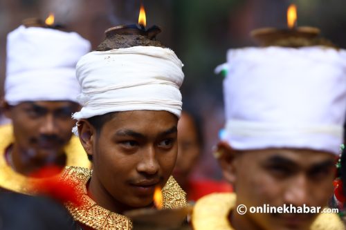 टाउकोमा दियो राखेर मनाइन्छ भक्तपुरमा कृष्णजन्माष्टमी (फोटो फिचर)