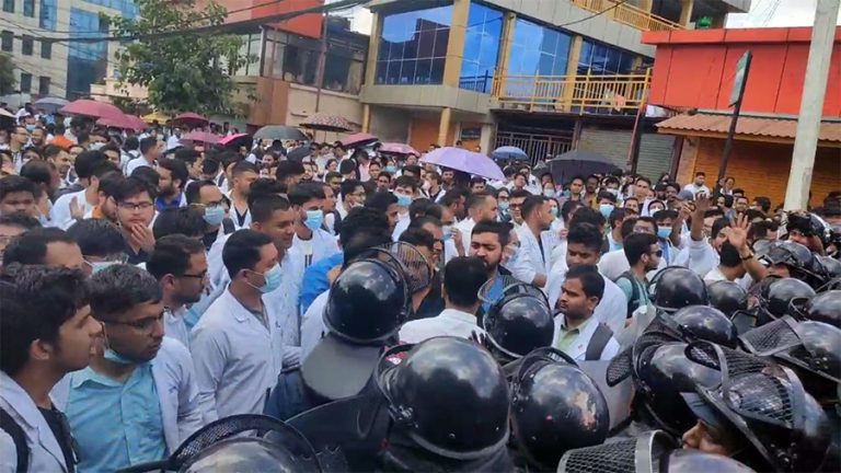 काठमाडौंमा आज पनि डाक्टरहरुको प्रदर्शन