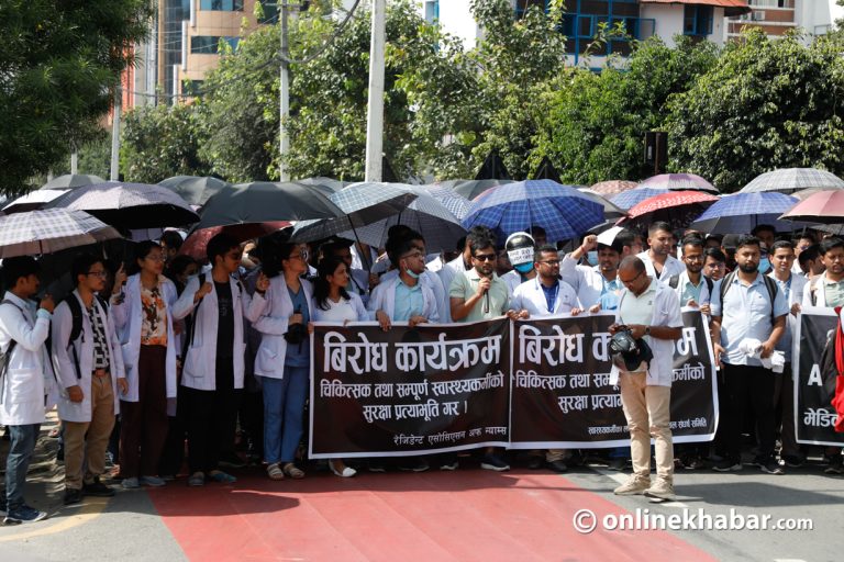 चिकित्सकलाई गृह सचिवको आग्रह : सर्वसाधारण लक्षित आन्दोलन नगर्नुस्