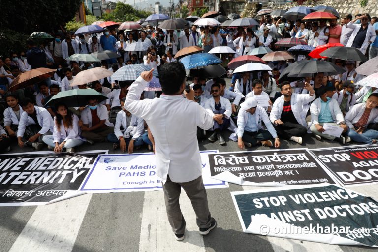 देशभरका चिकित्सक कालोपट्टी बाँधेर धर्नामा उत्रिने