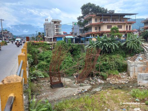 पोखराको फिर्के पुलमा विकासको कुरुप दृश्य : ठेकेदारसँगै सरकार पनि असफल