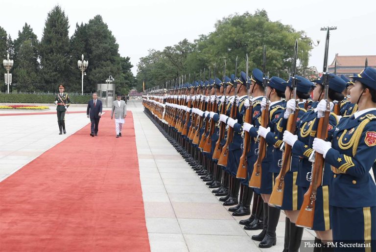 प्रधानमन्त्री प्रचण्डको सम्मानमा चिनियाँ सेनाको गार्ड अफ अनर