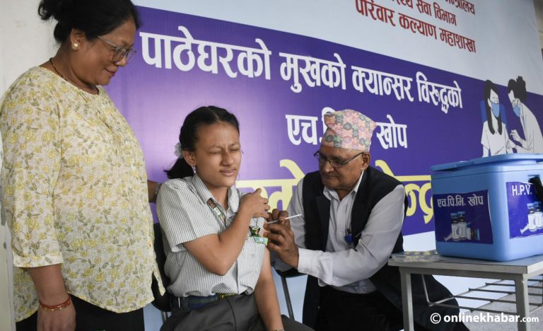 काठमाडौंमा एक लाखभन्दा बढी किशोरीलाई क्यान्सरविरुद्धको खोप लगाइने