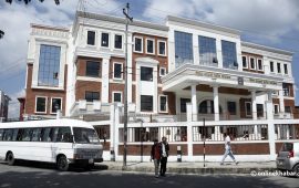 सरकारी वकिल कार्यालयको तेस्रो तलाबाट थनुवाले हाम फाले
