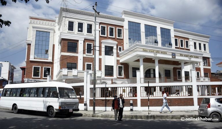 सरकारी वकिल कार्यालयको तेस्रो तलाबाट थनुवाले हाम फाले