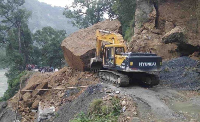 चट्टानसहितको पहिरोले कालीगण्डकी करिडोर अबरुद्ध