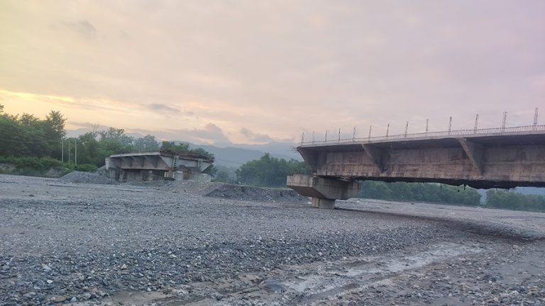 कावासोतीको केरुङ्गे खोलामा ३ वर्षदेखि पुल निर्माण अलपत्र