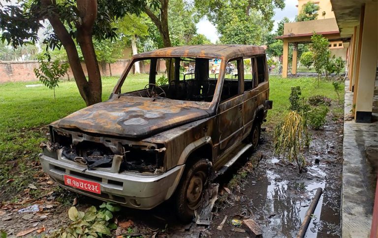 महेन्द्र मोरङ क्याम्पसमा उत्तरपुस्तिका साटेको भन्दै विद्यार्थीको प्रदर्शन, पनिकाको गाडी जलाए