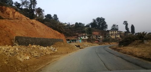 नागढुंगा-मुग्लिन सडक विस्तारमा निर्माण सामग्री र रुख कटान बाधक
