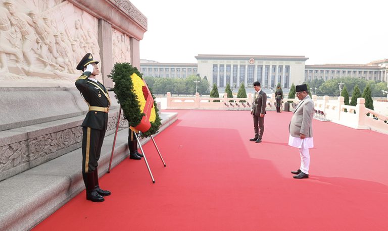 प्रधानमन्त्री प्रचण्डद्वारा माओको समाधिस्थलमा श्रद्धाञ्जलि