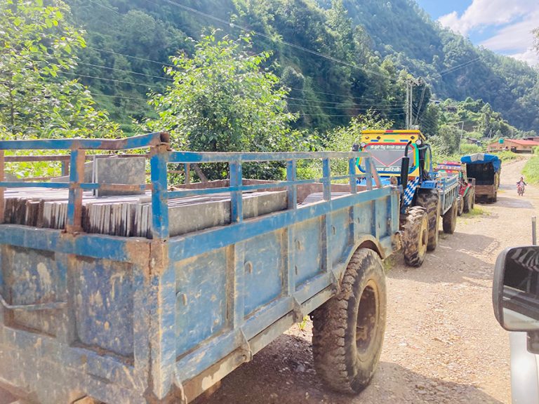 ताराखोलाको स्लेट ढुङ्गा नेपालका मुख्य सहरमा निर्यात