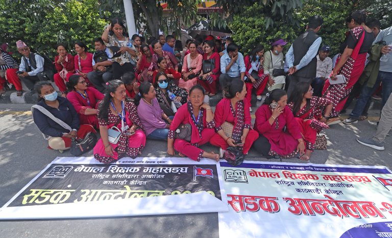 शिक्षकहरू फेरि सडक आन्दोलनमा, निवृत्तिभरण सम्बन्धी अध्यादेश खारेजको माग