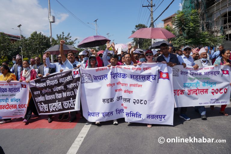 शिक्षकहरूको मागमा दलहरूको दोहोरो चरित्र