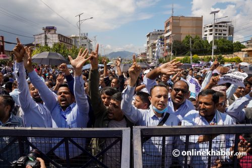 शिक्षा विधेयकको विरोधमा काठमाडौंमा शिक्षकहरुको प्रदर्शन (तस्वीरहरु)