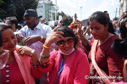 माइतीघर-बानेश्वर सडकमा शिक्षकहरुको नाचगान (तस्वीरहरू)