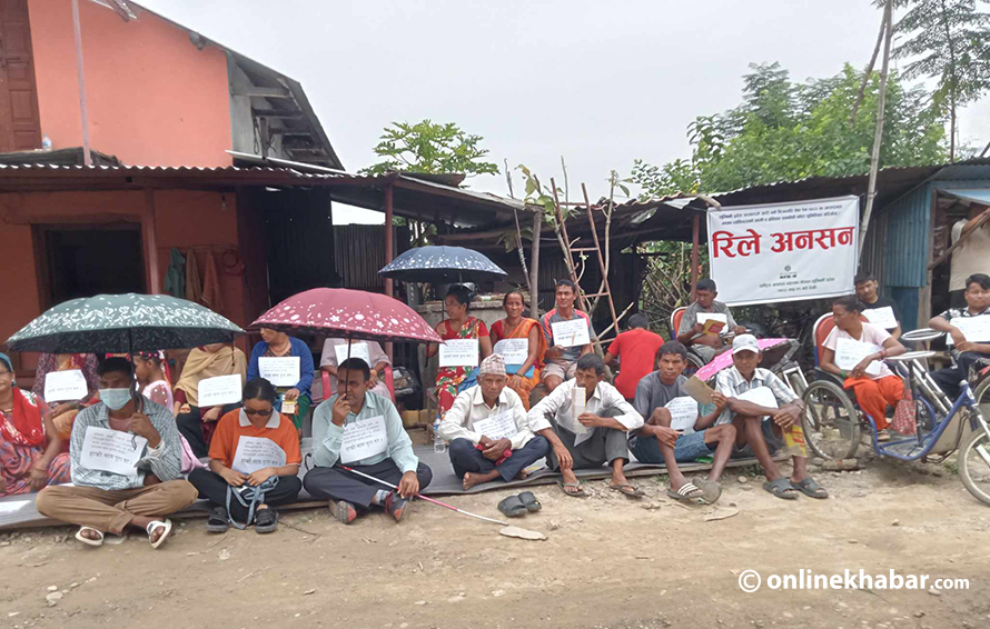 लुम्बिनी प्रदेशसभाको मूल गेटमा अपाङ्ग महासंघको रिले अनशन
