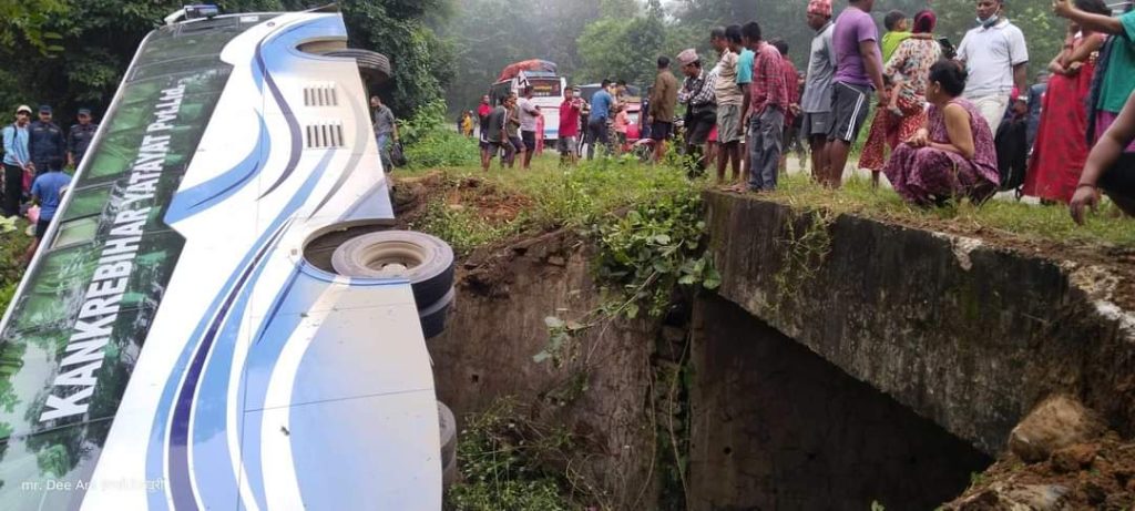 काठमाडौंबाट सुर्खेत जाँदै गरेको बस दाङमा दुर्घटना
