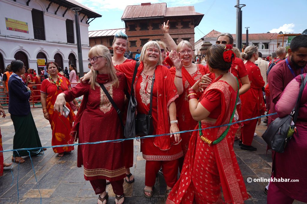 तीजमा विदेशी महिलाले पनि मर्काए कम्मर (तस्वीरहरु)