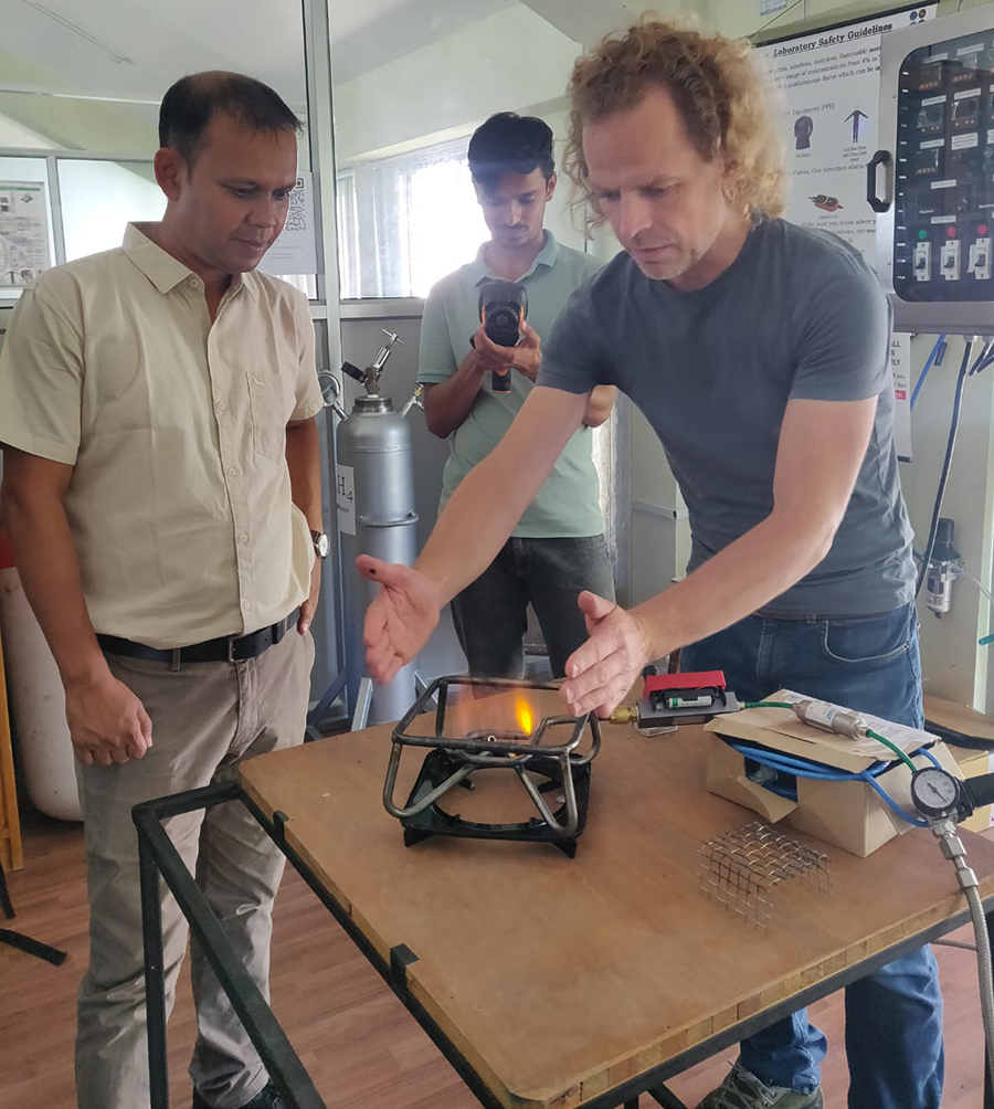 नेपालमा पहिलो पटक हाइड्रोजनबाट बल्यो चुलो – Online Khabar