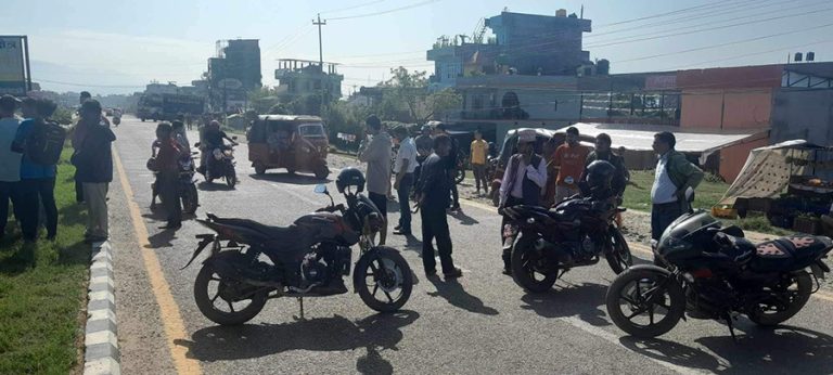 सर्खेतमा मोटरसाइकलको ठक्करबाट बालकको मृत्यु, कर्णाली राजमार्ग अवरुद्ध