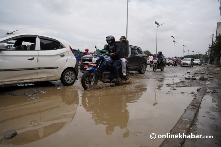 राजधानीका सडकमा खाल्डाको पासो