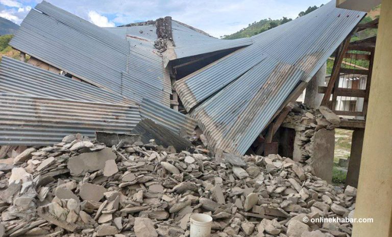 बझाङमा भूकम्पका एक दर्जन धक्का, घरहरु चिरैचिरा, प्रभावितहरु खुला चौरमा