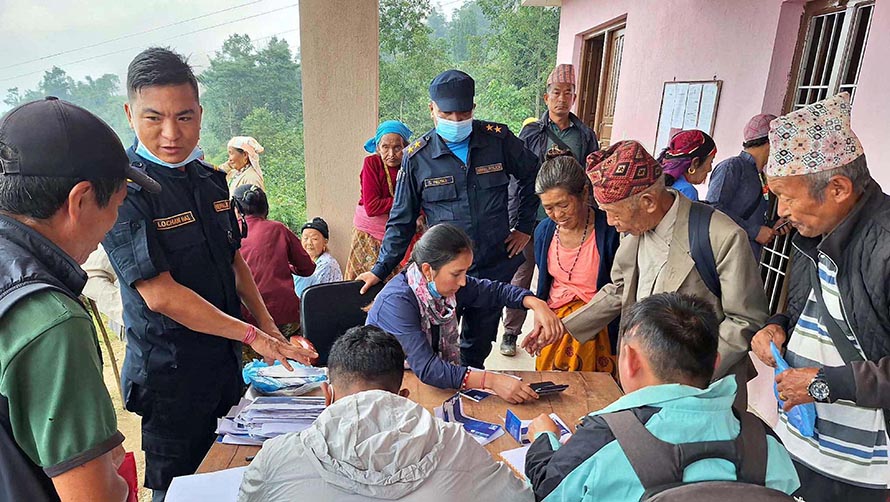 सामाजिक सुरक्षाभत्ता घरघरमै वितरण गर्दै साकेला गाउँपालिका