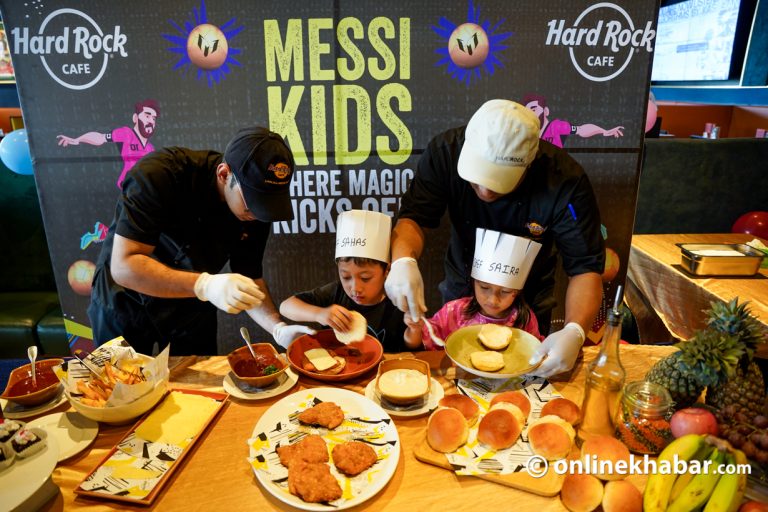 हार्ड रक क्याफेमा बालबालिकाका लागि ‘मेस्सी किड्स बर्गर’