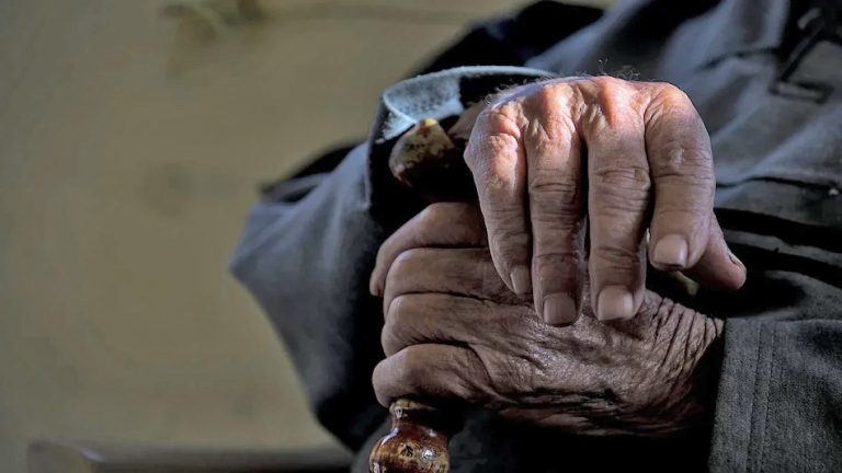 महिलासँग डरलाग्ने अनौठो रोग, ५५ वर्षदेखि तारबार लगाएर घरभित्रै छन् यी व्यक्ति