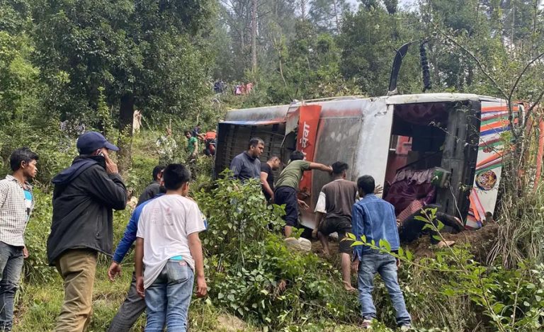 सल्यानमा बस दुर्घटना हुँदा दुई जनाको मृत्यु 