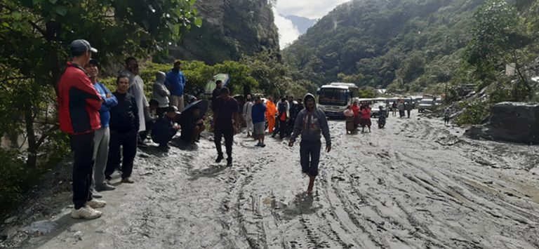 मुस्ताङ जाने पर्यटकलाई सधैँ बैसरी पहिरोको चुनौती