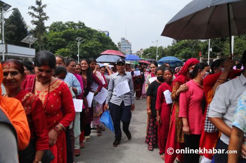 बालेनलाई धन्यवाद दिँदै फुटपाथ व्यवसायीले निकाले र्‍याली (तस्वीरहरू)