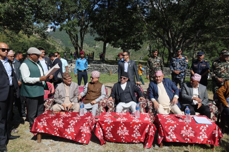 प्रधानमन्त्री आए, भूकम्प पीडितकोमा राहत आएन