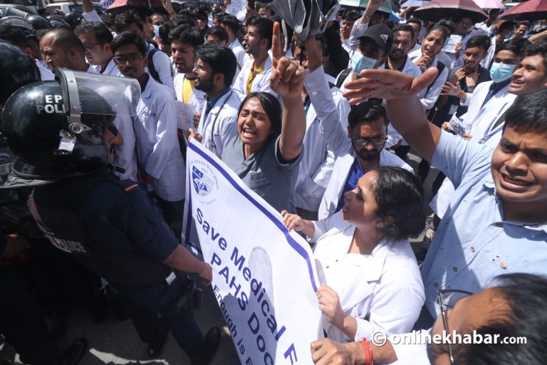 पीजी निःशुल्क पढाउनुपर्ने स्वास्थ्यकर्मी संघर्ष समितिको माग