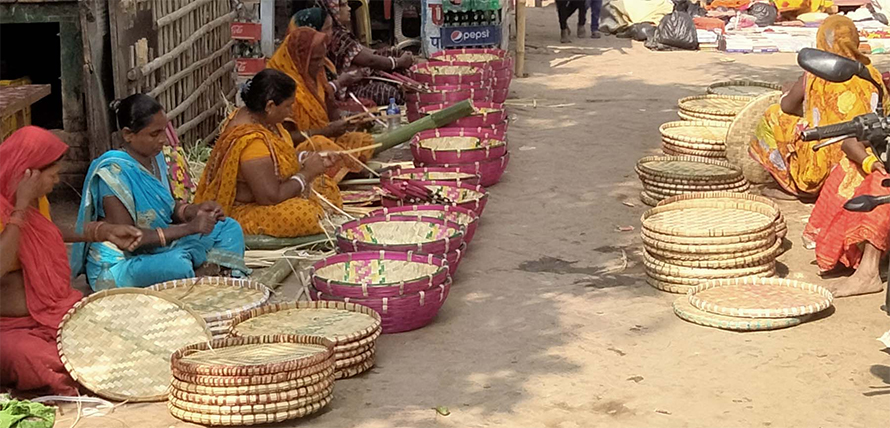 बाँसका सामग्री बनाएर आम्दानी गर्दै डोम समुदाय