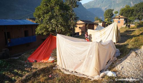 साँघुरो ठाउँमा पालैपालो सुतेर रात कटाए भूकम्प पीडितले