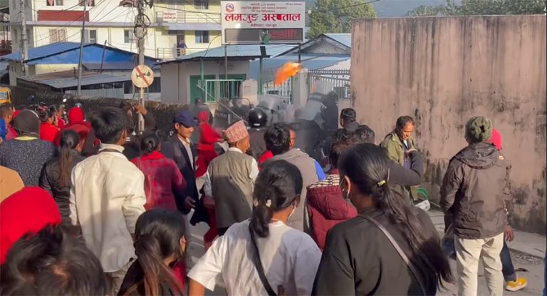 सुत्केरी र शिशुको मृत्युपछि लमजुङ अस्पताल २ दिनदेखि तनावग्रस्त, ८ राउन्ड अश्रुग्यास प्रहार