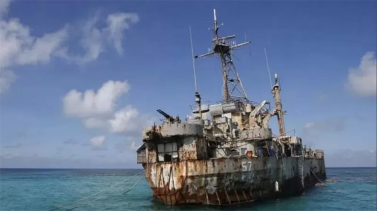 कसरी डुब्दै गरेको एउटा पानी जहाजबाट चीनलाई चुनौती दिंदैछ फिलिपिन्स ?