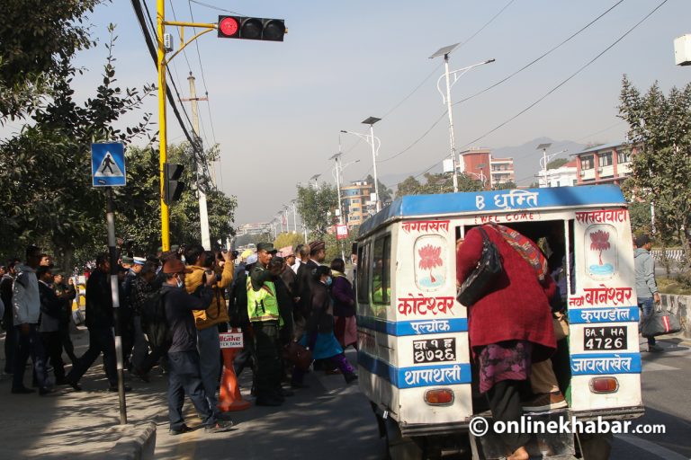 बबरमहलमा पैदलयात्रु आफैंले ट्राफिक लाइट बालेर बाटो काट्न सक्ने